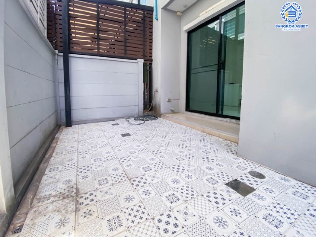 *****ทาวน์เฮ้าส์ 3 ชั้น มือสอง กรุงเทพมหานคร ม.บ้านกลางเมือง งามวงศ์วาน คุณภาพระดับ AP เนื้อที่ 18.10 ตร.ว. ฟังก์ชัน 3 ห้องนอน 3 ห้องน้ำ 2 ที่จอดรถ บ้านสภาพเยี่ยม แถมปั๊มน้ำ, แท็งค์น้ำ พร้อมรองรับการอยู่อาศัย ใกล้รถไฟฟ้าสายสีม่วง "สถานีศูนย์ราชการนนทบุรี", สายสีแดง "สถานีบางเขน" และทางด่วน "งามวงศ์วาน"